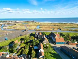 What a delightful cottage just moments away from the beech!