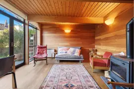 What a delightful cottage just moments away from the beech!