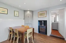 What a delightful cottage just moments away from the beech!