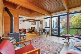 What a delightful cottage just moments away from the beech!