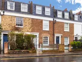 An impressive house with a garden and roof terrace on Battersea Church Road