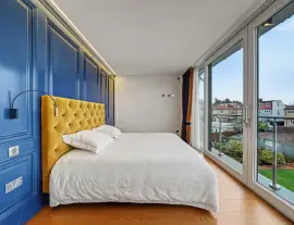 Completely renovated by the current owners, this is a first-class semi-detached house with four bedrooms.