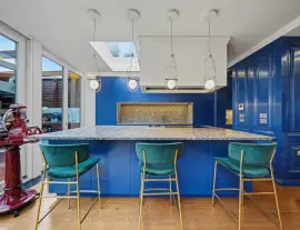 Completely renovated by the current owners, this is a first-class semi-detached house with four bedrooms.