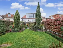 Completely renovated by the current owners, this is a first-class semi-detached house with four bedrooms.