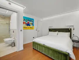 Completely renovated by the current owners, this is a first-class semi-detached house with four bedrooms.