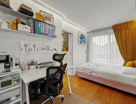 Completely renovated by the current owners, this is a first-class semi-detached house with four bedrooms.