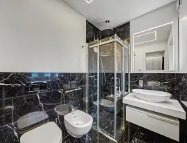 Completely renovated by the current owners, this is a first-class semi-detached house with four bedrooms.