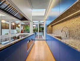 Completely renovated by the current owners, this is a first-class semi-detached house with four bedrooms.