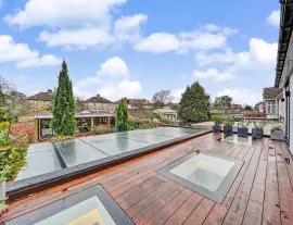 Completely renovated by the current owners, this is a first-class semi-detached house with four bedrooms.