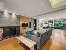 Completely renovated by the current owners, this is a first-class semi-detached house with four bedrooms.