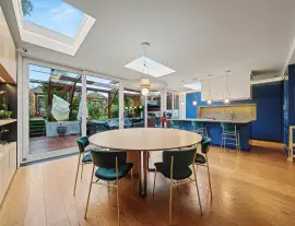 Completely renovated by the current owners, this is a first-class semi-detached house with four bedrooms.