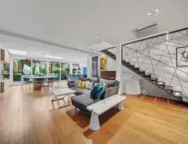 Completely renovated by the current owners, this is a first-class semi-detached house with four bedrooms.