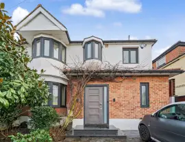 Completely renovated by the current owners, this is a first-class semi-detached house with four bedrooms.