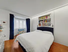 Completely renovated by the current owners, this is a first-class semi-detached house with four bedrooms.