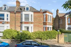 6 bedroom end of terrace house for sale