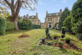 6 bedroom end of terrace house for sale