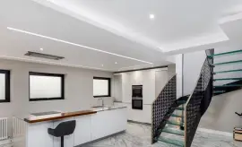 A bright and spacious house with four bedrooms and a roof terrace.