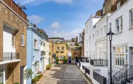 A bright and spacious house with four bedrooms and a roof terrace.