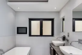 A bright and spacious house with four bedrooms and a roof terrace.