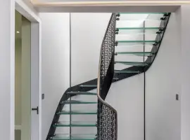 A bright and spacious house with four bedrooms and a roof terrace.