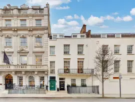 An elegant, listed Category II townhouse with direct access to private gardens