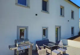 Gepflegtes Bauernhaus mit großen Garten und Scheunen!