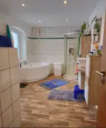 Gepflegtes Bauernhaus mit großen Garten und Scheunen!