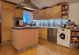 Gepflegtes Bauernhaus mit großen Garten und Scheunen!