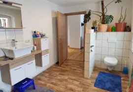 Gepflegtes Bauernhaus mit großen Garten und Scheunen!