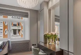 Stylish three-bedroom apartment with balcony in the heart of Knightsbridge