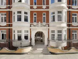 Stylish three-bedroom apartment with balcony in the heart of Knightsbridge