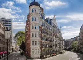 Stylish three-bedroom apartment with balcony in the heart of Knightsbridge