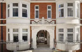 Stylish three-bedroom apartment with balcony in the heart of Knightsbridge