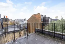 Terraced house: for sale in London
