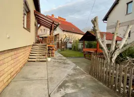 XVII ker. kétszintes családi ház eladó!