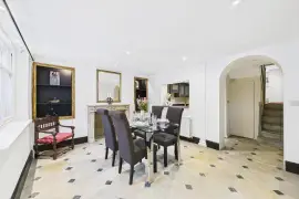 Elegant Georgian three-bedroom house in London