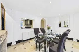 Elegant Georgian three-bedroom house in London