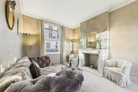 Elegant Georgian three-bedroom house in London