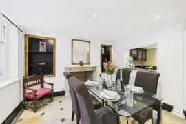 Elegant Georgian three-bedroom house in London