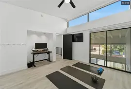 Beautifully remodeled townhouse