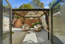 Beautifully remodeled townhouse