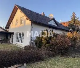 Dreistöckiges Familienhaus im Grünbereich von Budapest