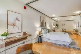  	Park 622 is a spacious chic 1bd/2 bath+den home,