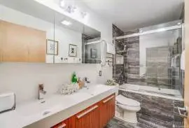  	Park 622 is a spacious chic 1bd/2 bath+den home,