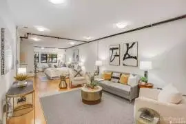  	Park 622 is a spacious chic 1bd/2 bath+den home,