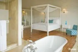 AMAZING 4/4.5 OCEANFRONT UNIT.